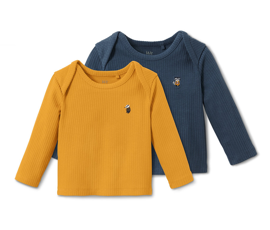Zwei Baby-Rippshirts, ein senfgelbes mit Dachs und ein blaues mit Fuchs.