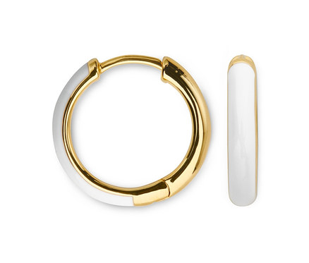 Zwei vergoldete Creolen, 2er-Set, eine Creole ist nach vorne gedreht und die andere liegt daneben.