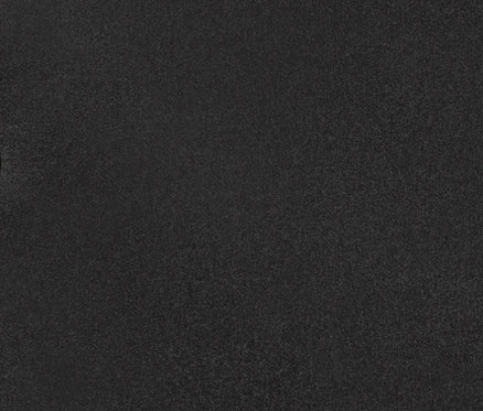 Detailansicht eines schwarzen Steppmantels mit Kapuze, Reißverschluss und Druckknöpfen.