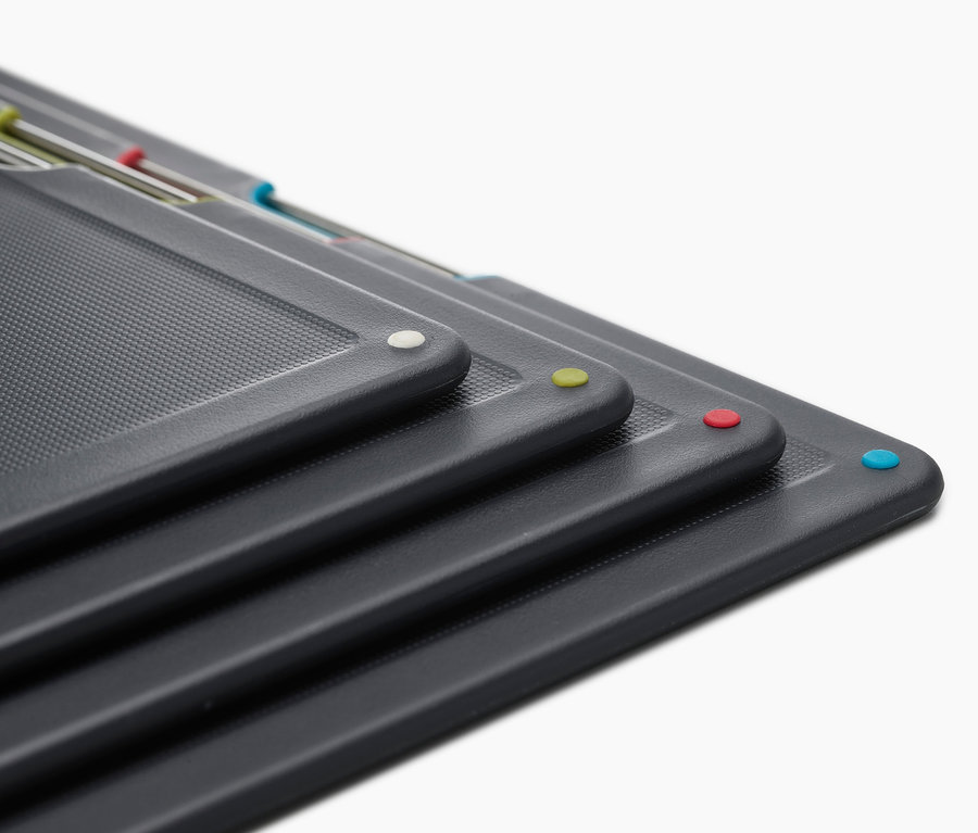 Ein Set grauer Joseph Joseph »Folio« Schneidebretter ist gestapelt.