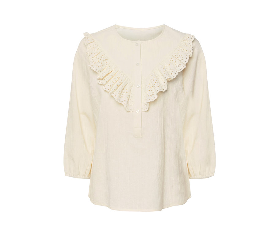 Eine cremefarbene Bluse mit Volantkragen.
