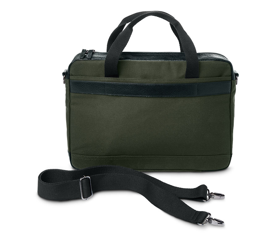 Grüne Crossbag mit schwarzen Griffen und Riemen.