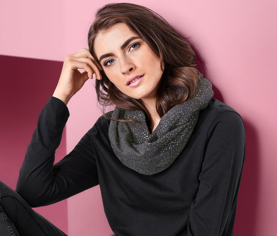 Frau posiert mit einem Fleece-Loopschal.