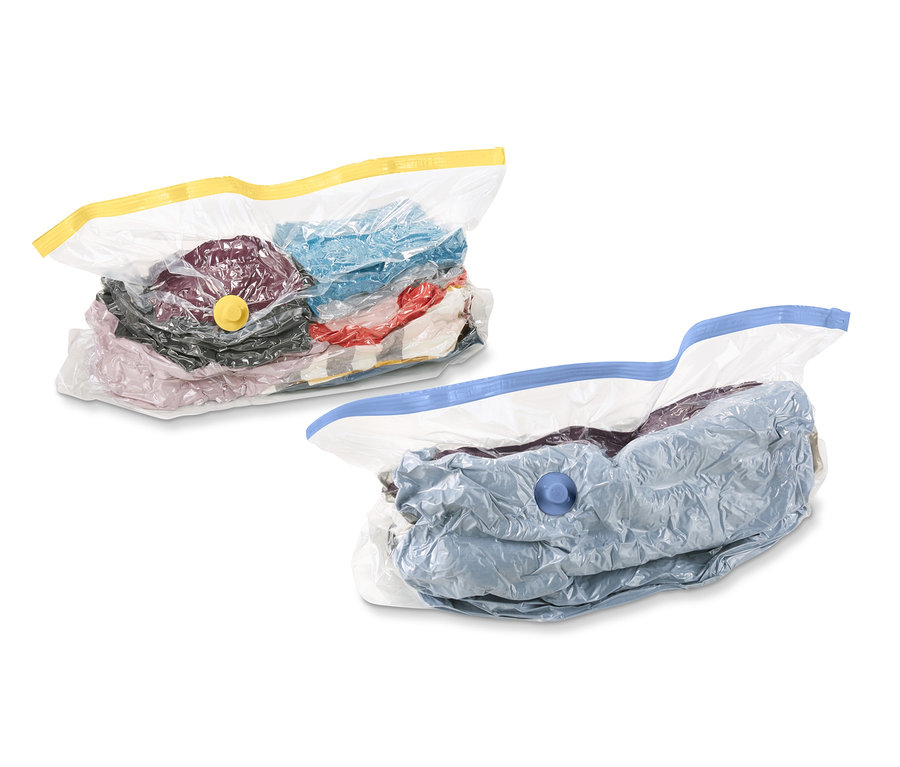 Zwei Vakuum-Aufbewahrungsbeutel, Würfel, mit Kleidung gefüllt.