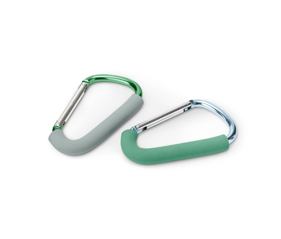 Zwei XXL-Karabinerhaken liegen auf einem weißen Hintergrund.