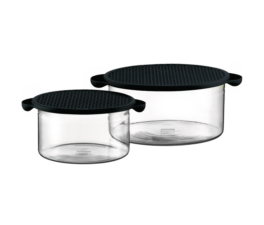 Zwei durchsichtige BODUM® Schalen mit schwarzen Deckeln.