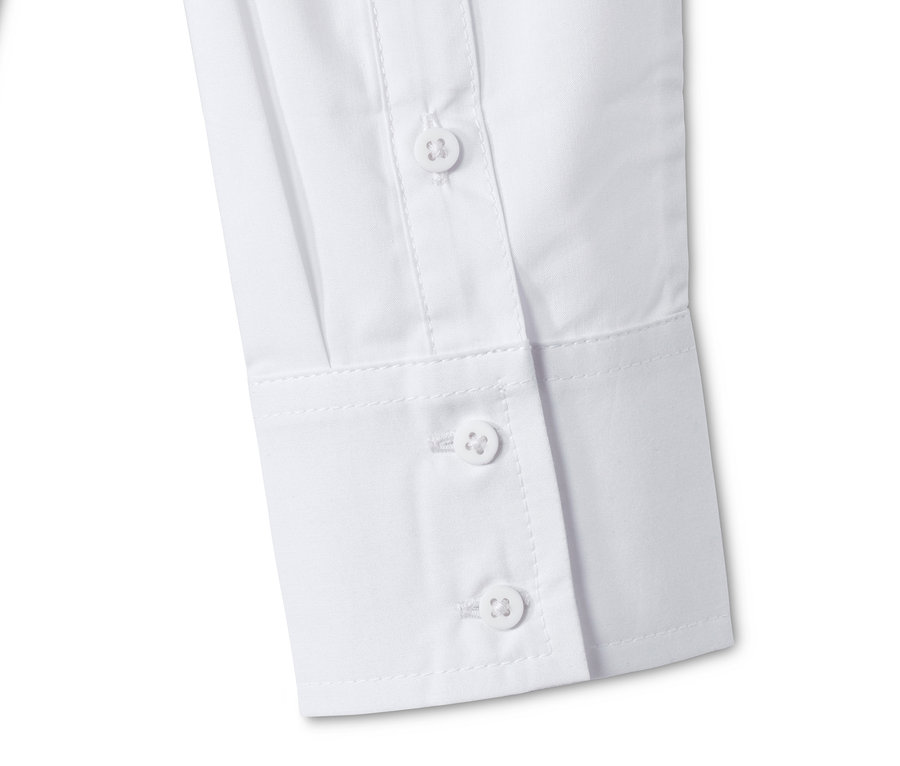 Detail einer weißen Funktionsbluse mit Knöpfen.