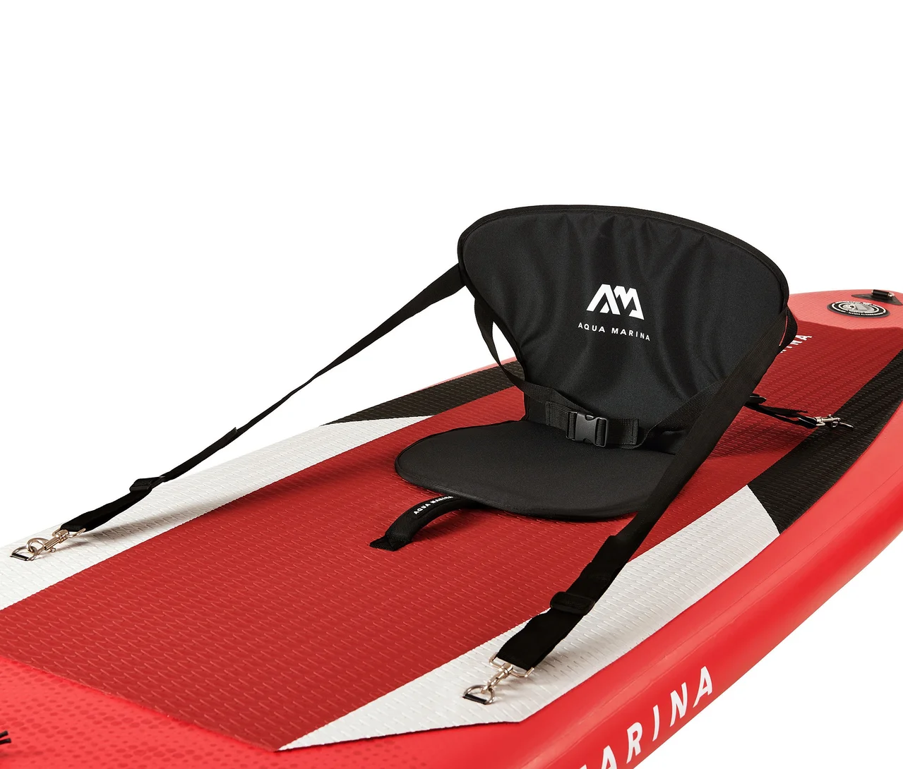 Ein schwarzer Aqua Marina SUP-Sitz ist an einem rot-weißen SUP-Board befestigt.