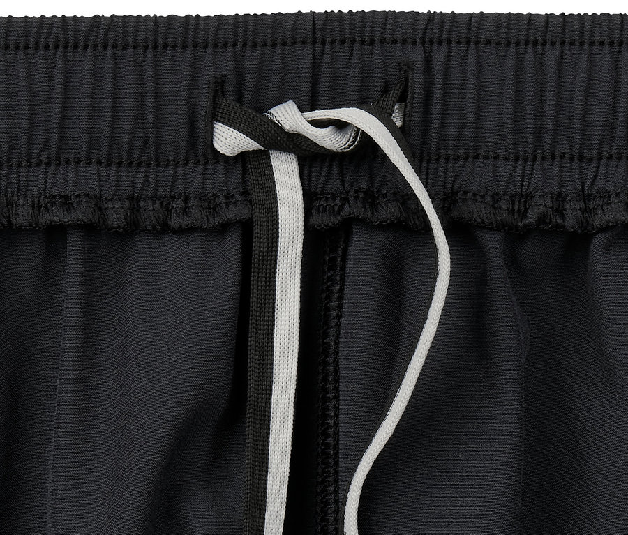 Detailaufnahme von Funktionsshorts mit Kordelzug.