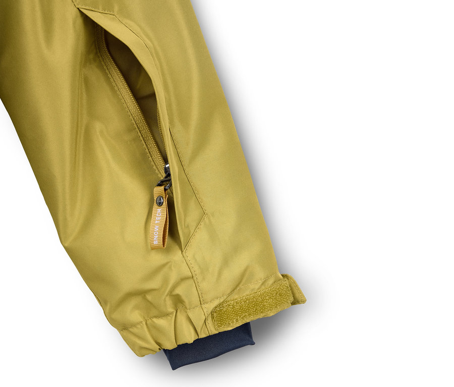 Detail einer Jungen-Skijacke: olivfarbener Ärmel mit Reißverschlusstasche und verstellbarer Manschette.