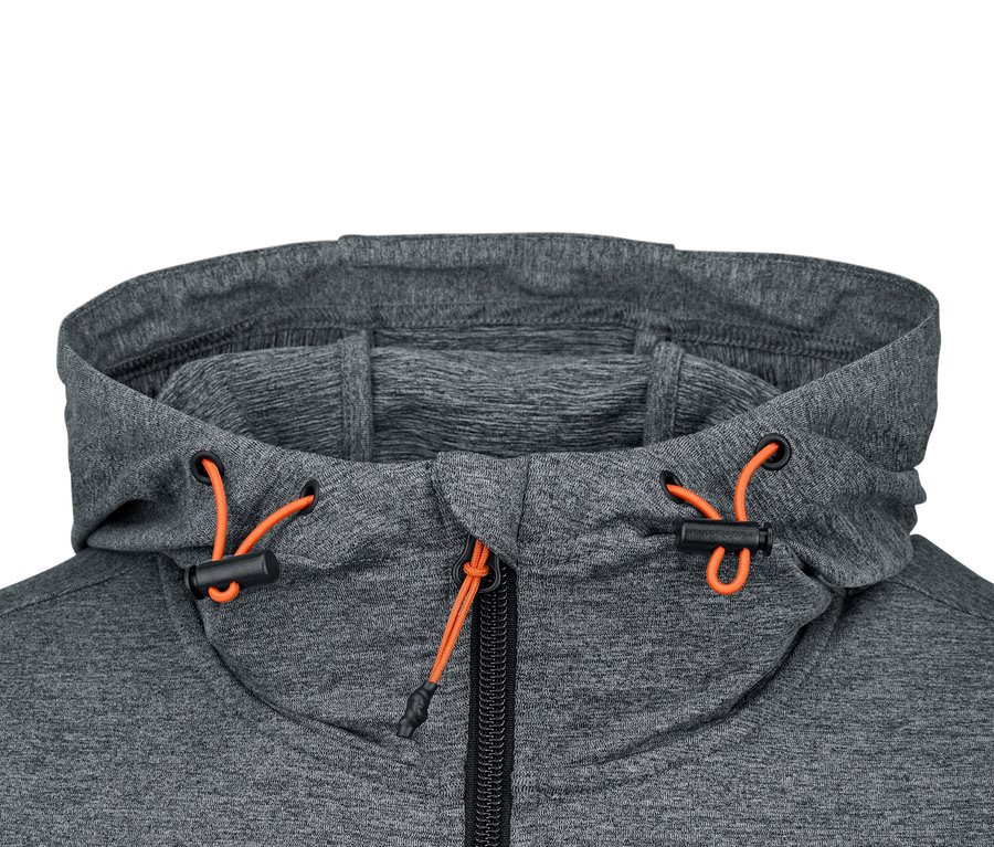 Detailaufnahme einer grauen Funktionsjacke mit Kapuze und orangefarbenen Kordelzügen.