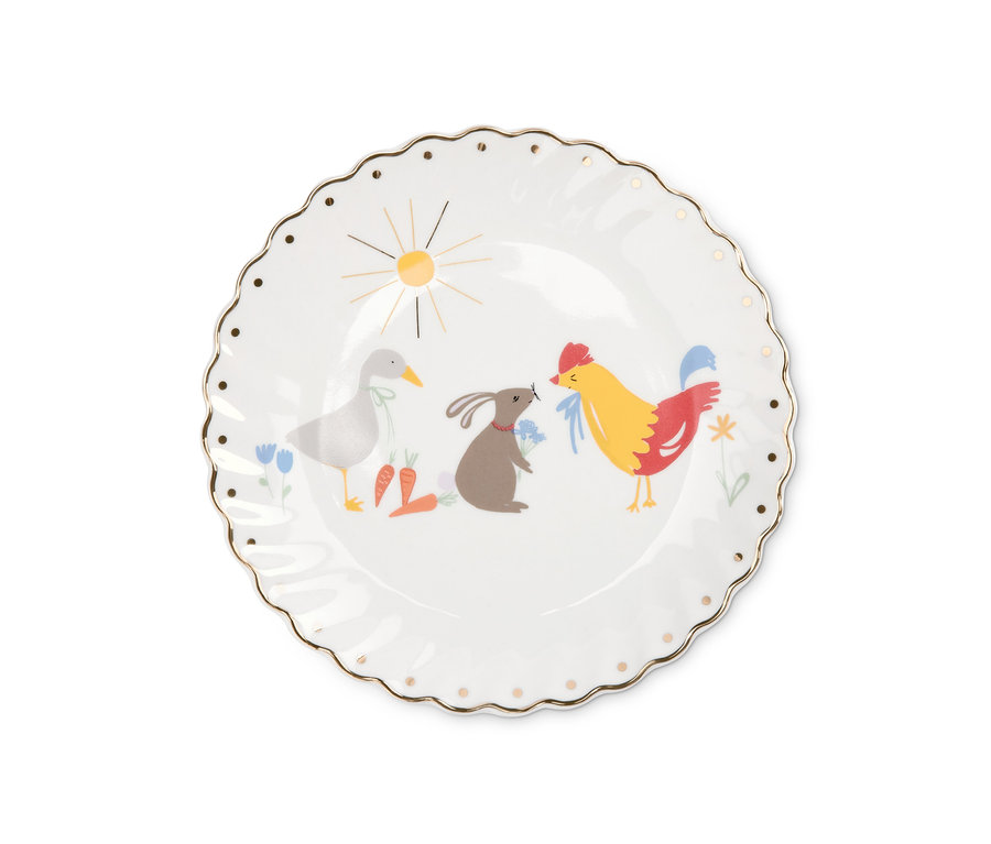 Auf einem weißen Dessertteller mit Golddekor sind eine Gans, ein Hase und ein Hahn abgebildet.