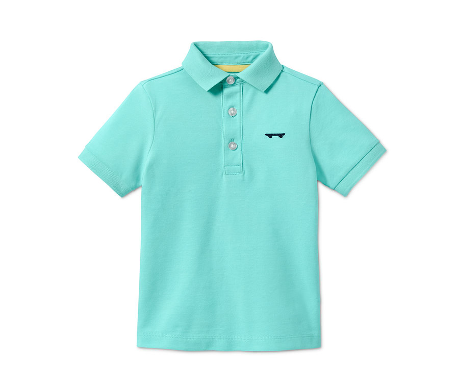Türkises Poloshirt mit kurzen Ärmeln und Kragen. Eine dunkelblaue Stickerei befindet sich auf der Brust.