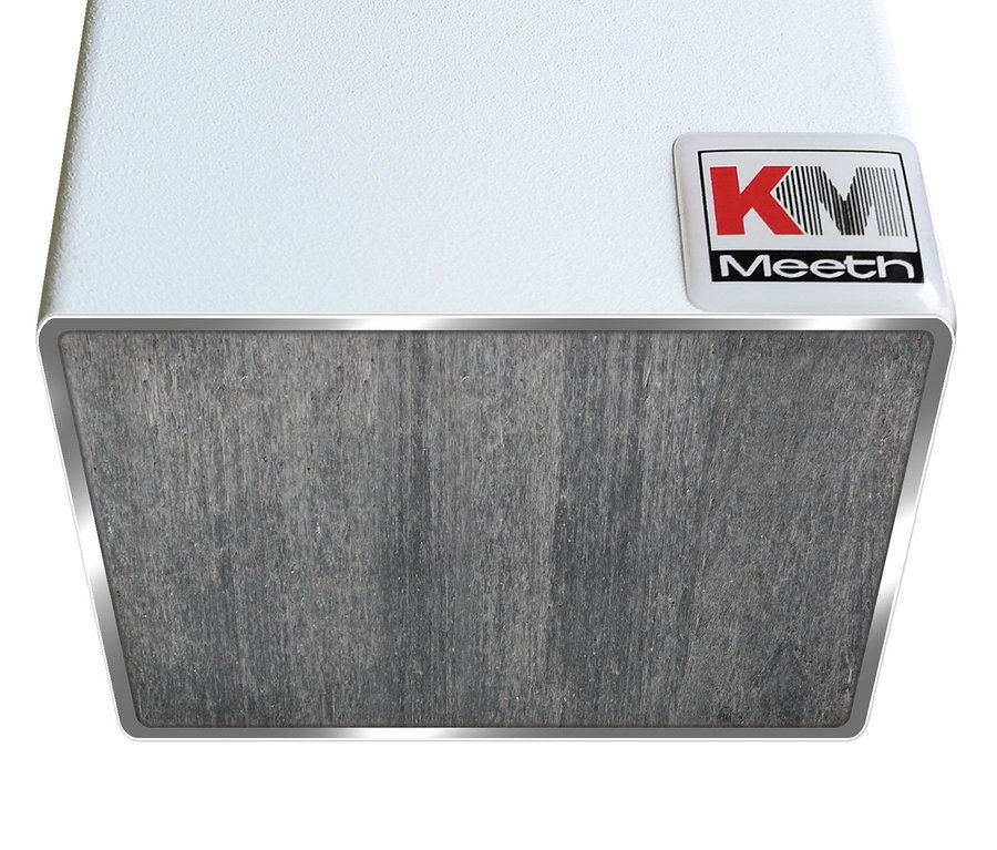 Detailansicht eines KM Meeth Zaunpfostens, Oberteil ist weiß, unterer Teil in Holzoptik.