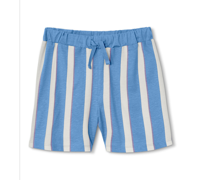 Ein blau-weiß gestreifter Shorty-Pyjama.
