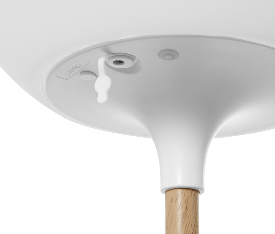 Detail einer weißen LED-Stehleuchte mit Tisch, mit Holzfuß und Bedienelementen.