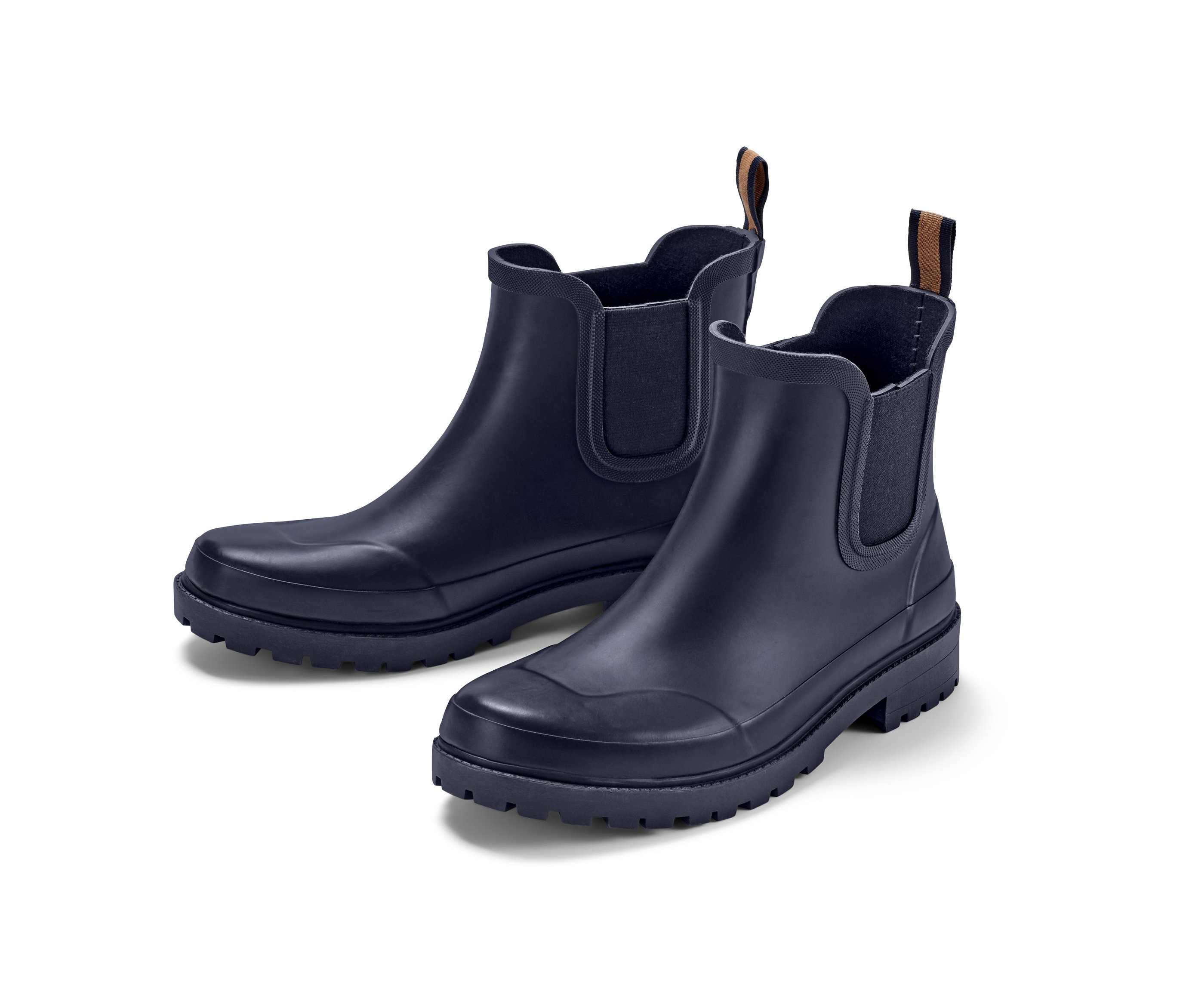 Zwei Regenstiefeletten auf einem weißen Hintergrund.