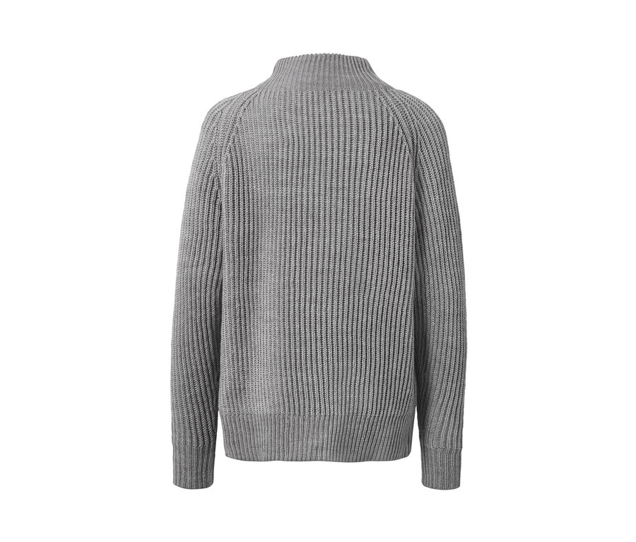 Detailansicht des Strickpullovers mit Stehkragen.