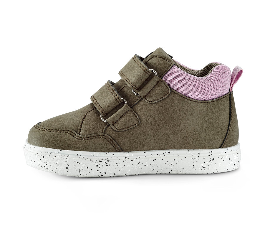 Ein khaki-farbener Sneaker mit weißer Sohle und Klettverschluss.