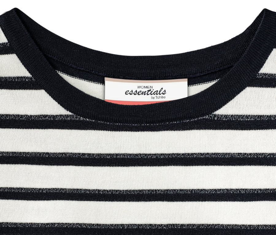 Detailansicht eines Feinstrickpullovers mit halben Ärmeln und blau-weißen Querstreifen.