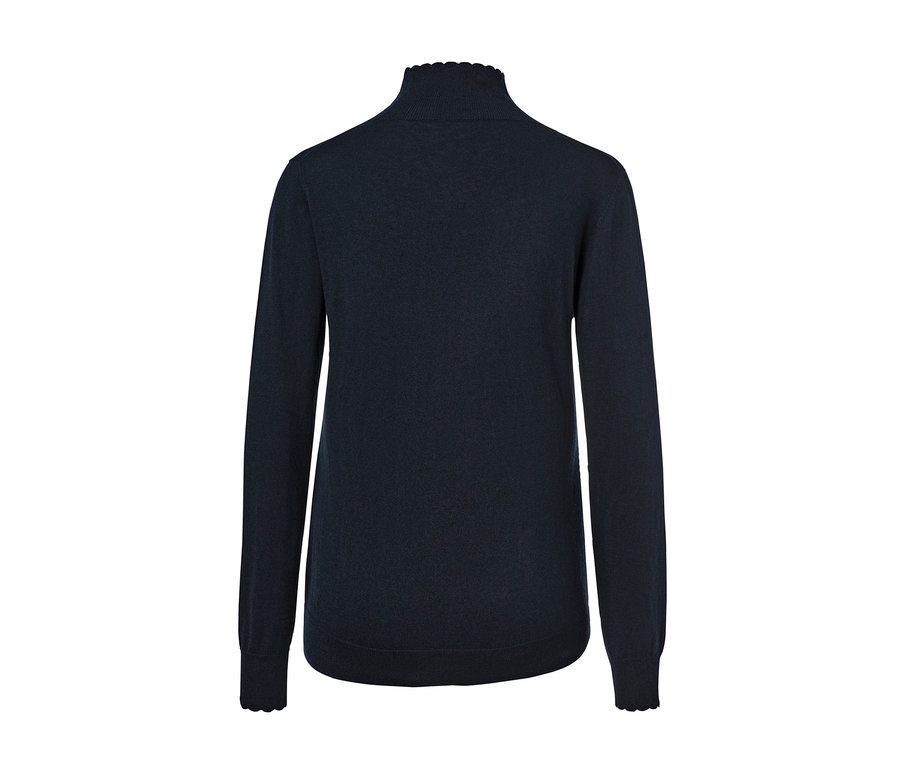 Detailansicht eines dunkelblauen Strickpullovers mit Stehkragen.