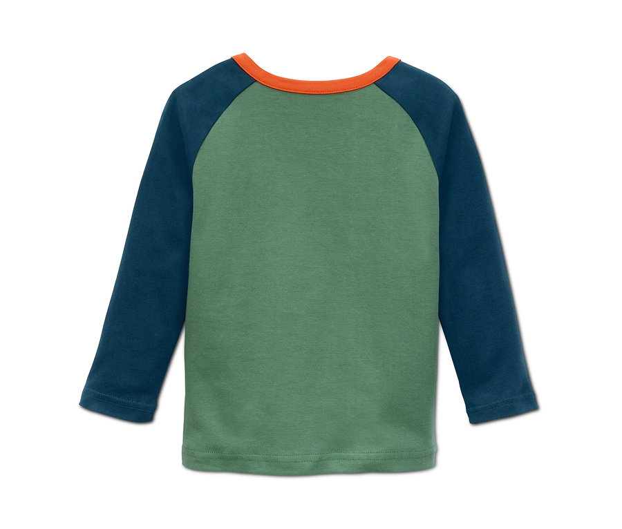 Grünes Interlock-Langarmshirt mit blauen Raglanärmeln.