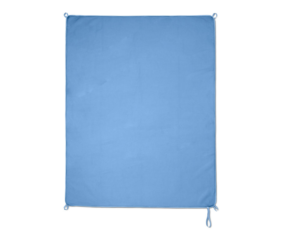 Eine sandfreie, hellblaue Stranddecke mit Schlaufen an den Ecken.