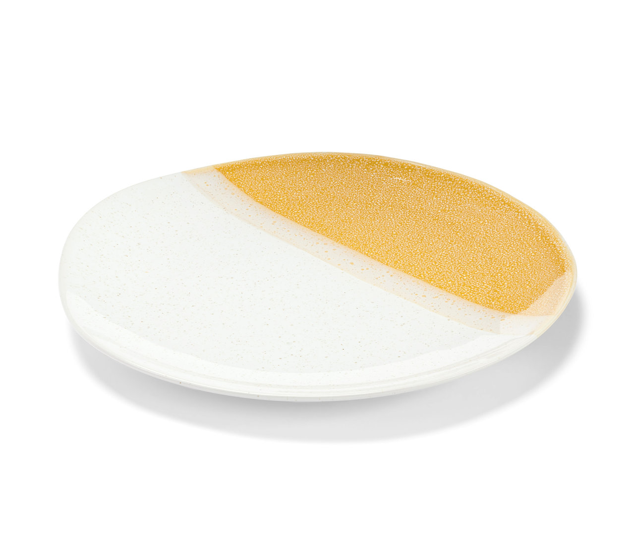 Nahaufnahme von einem der 4 Teller, einem weißen Teller mit goldenem Streifen.