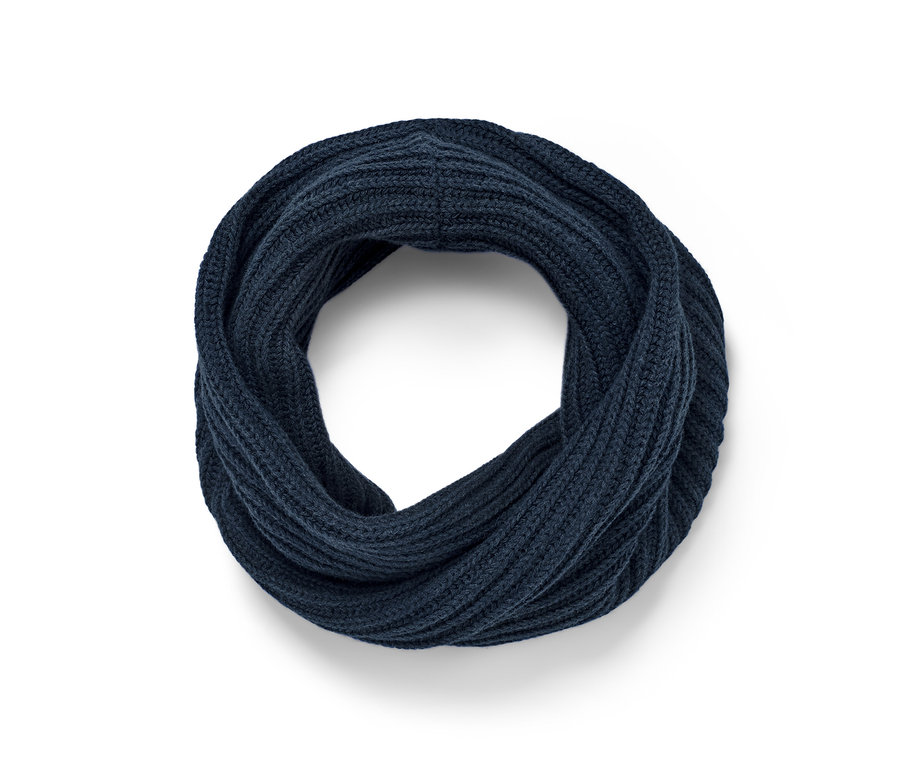 Ein dunkelblauer Strickloop liegt auf einem weißen Hintergrund.