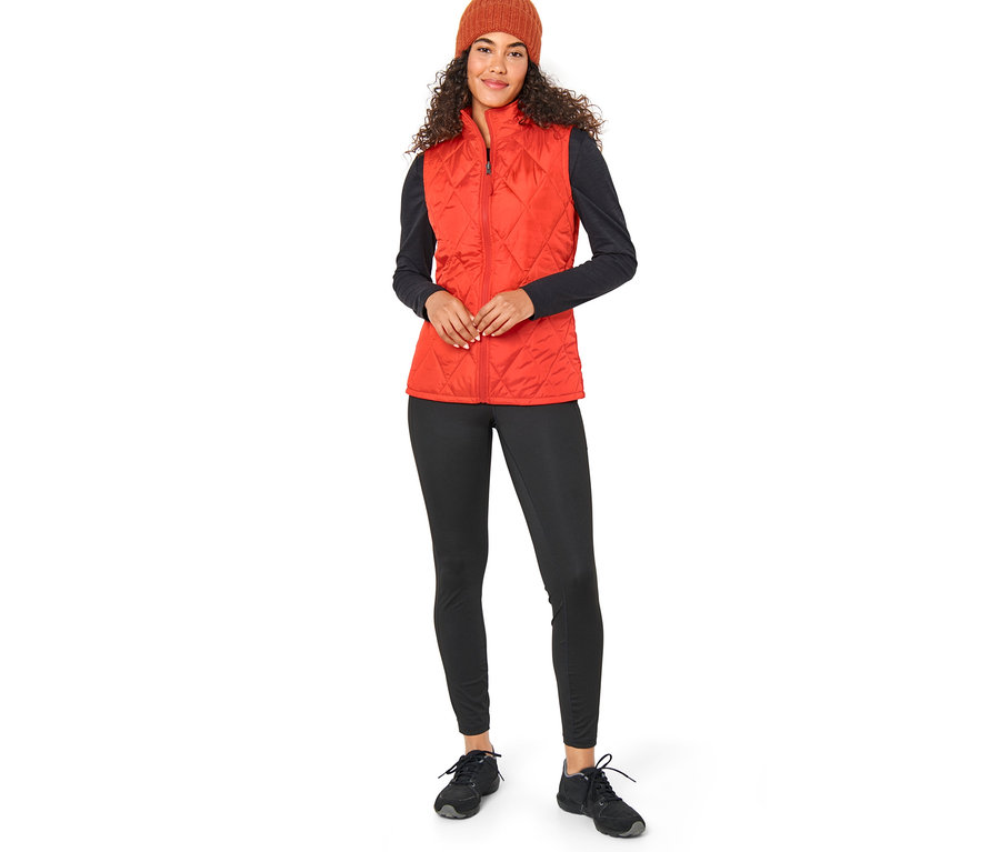 Frau trägt eine orangefarbene 3-in-1-Regenmantel mit Weste und eine braune Mütze.