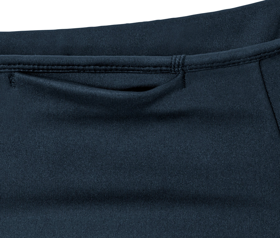 Detailansicht einer Sporttight mit einer Tasche am Bund.