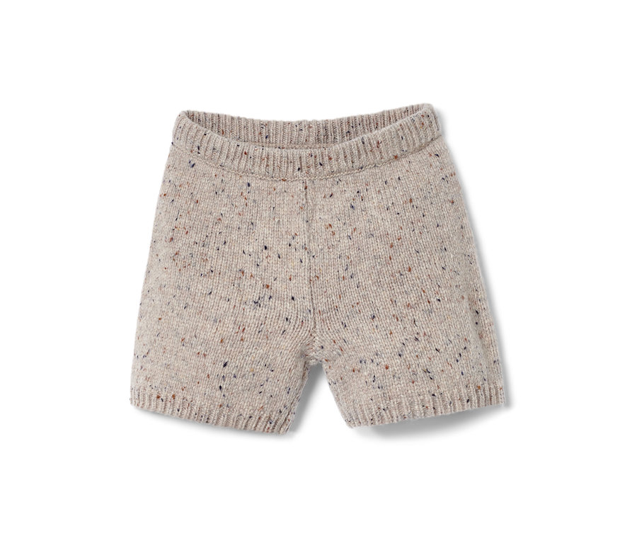 Beige, kurze Strickhose aus der Strickkombi mit RWS-Wolle.