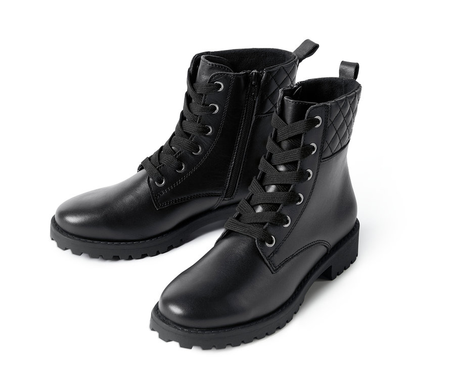 Zwei Leder-Boots auf weißem Hintergrund.