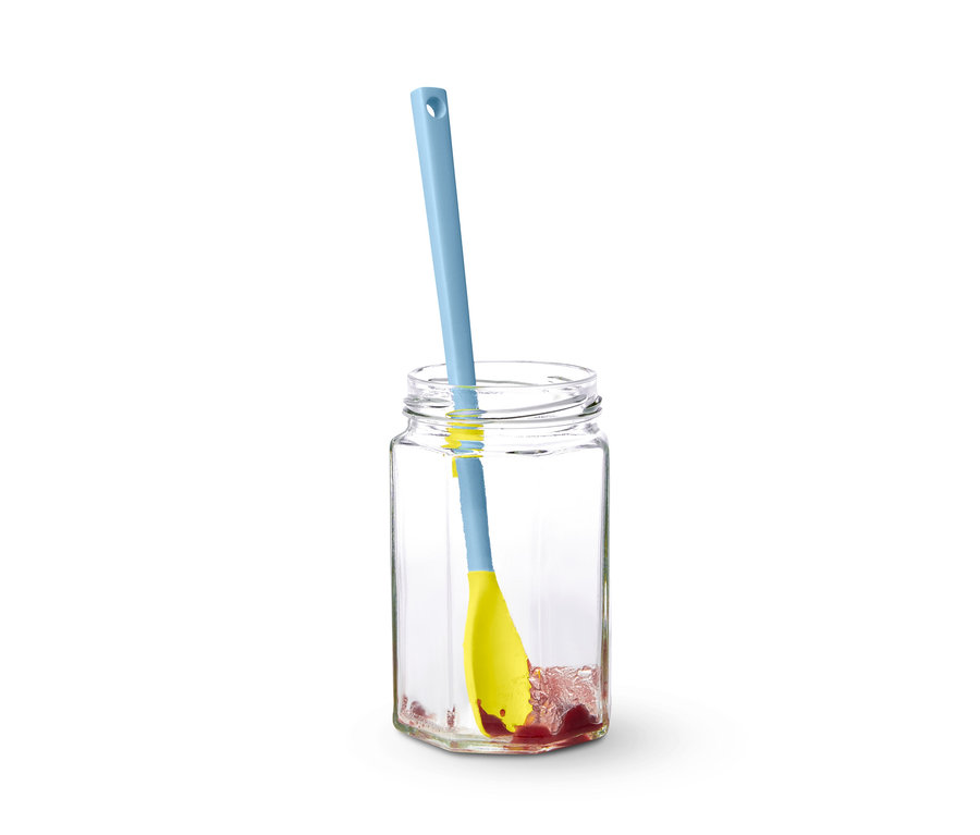 Blau-gelber Silikonlöffel in einem Glas mit Marmelade.