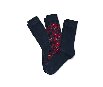 Drei Paar Socken, zwei marineblau, ein Paar kariert.