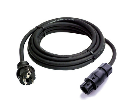Ein schwarzes Kabel ist zu einem Kreis aufgerollt und hat an beiden Enden einen schwarzen Stecker.
