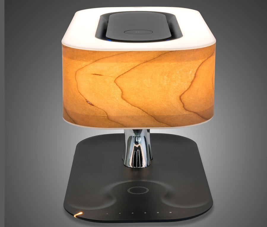 Tischleuchte mit induktiver Ladestation, BT-Lautsprecher und Lampe.