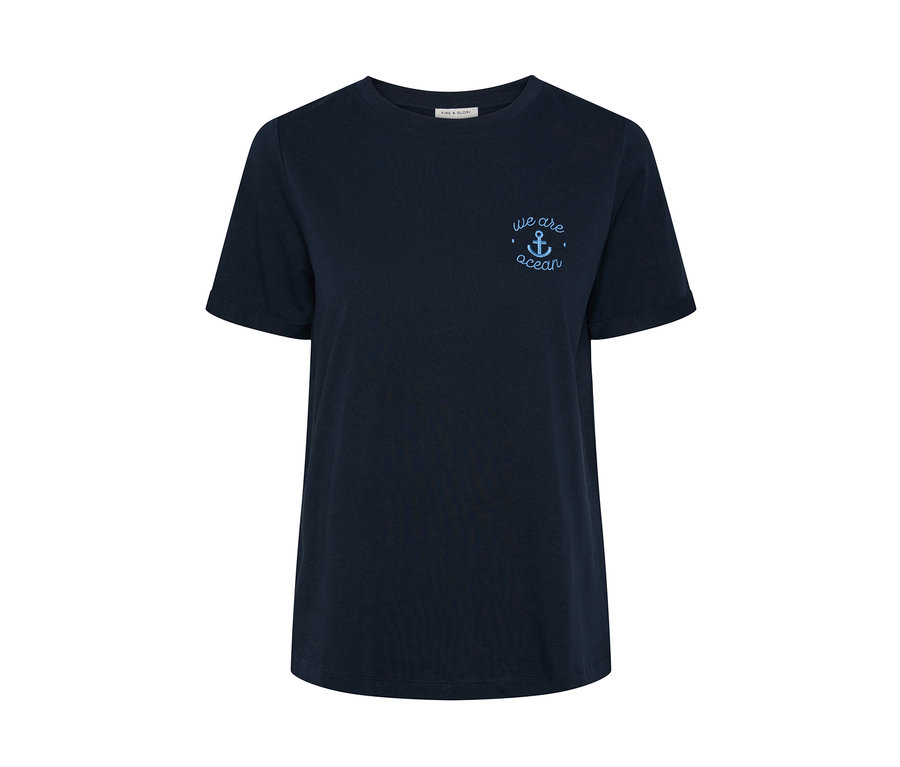 Dunkelblaues T-Shirt mit Stickerei eines Schriftzugs und Ankers.