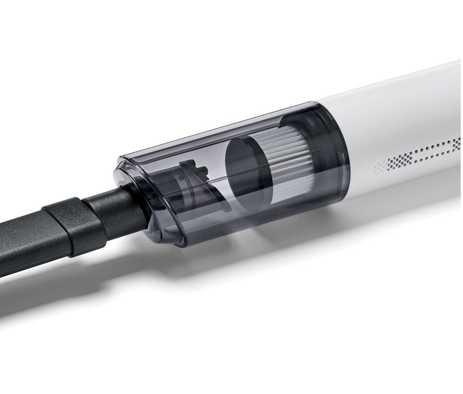 Detailaufnahme eines weißen Autostaubsaugers mit schwarzem Aufsatz.