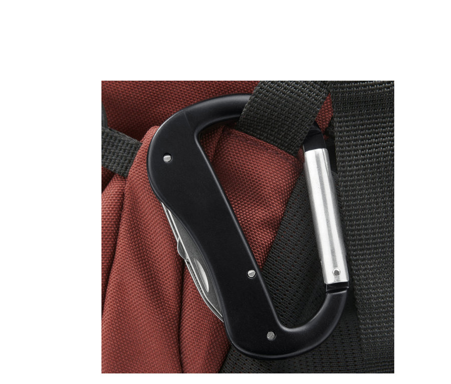 Nahaufnahme eines 5-in-1-Karabiner-Multitools, das an einem Rucksack befestigt ist.
