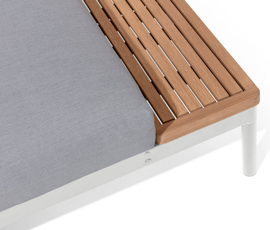 Detail einer Premium Lounge-Ecke »Liska« mit höhenverstellbarem Couchtisch. Der Sitz ist grau und die Konstruktion ist aus Holz mit weißen Beinen.