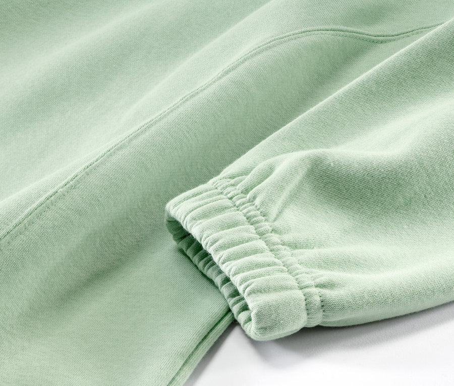 Detailansicht eines grünen Hausanzugs.