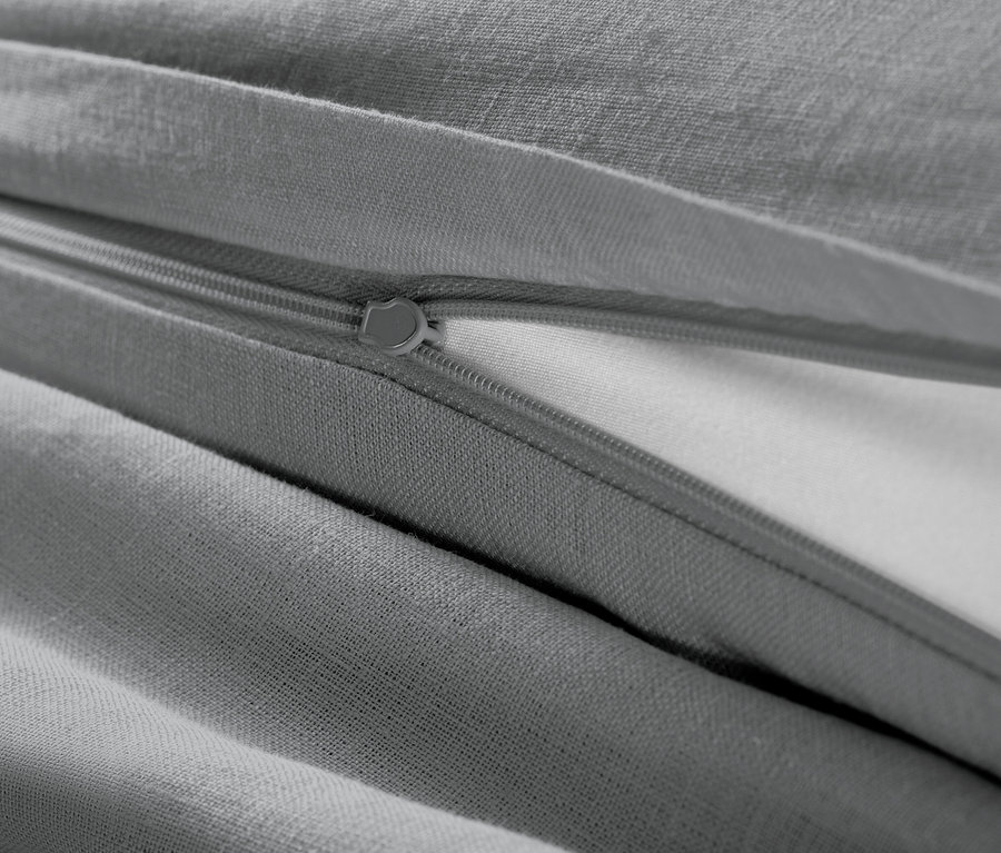 Detailansicht von grauer Leinen-Bettwäsche in Normalgröße und Übergröße mit Reißverschluss.