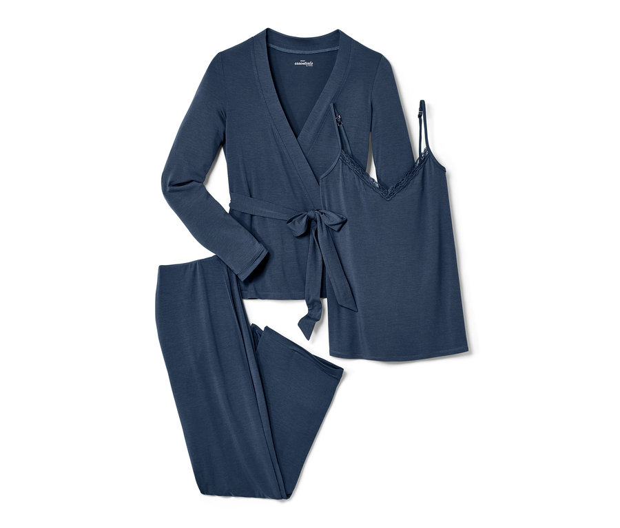 Ein blaues Pyjama-Set bestehend aus Morgenmantel, Top und Hose.