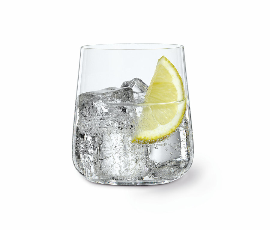 Ein Spiegelau Wasserglas »Style« aus einem 8er-Set gefüllt mit Eiswasser und einer Zitronenscheibe.