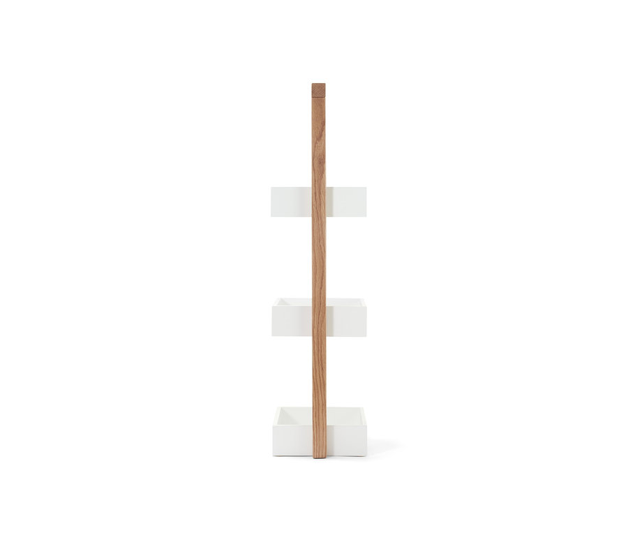 Standregal mit Holzrahmen und drei weißen Ablageflächen.