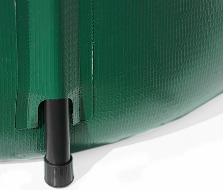 Detail einer grünen, faltbaren Regentonne, ca. 250 l, mit schwarzem Hahn.