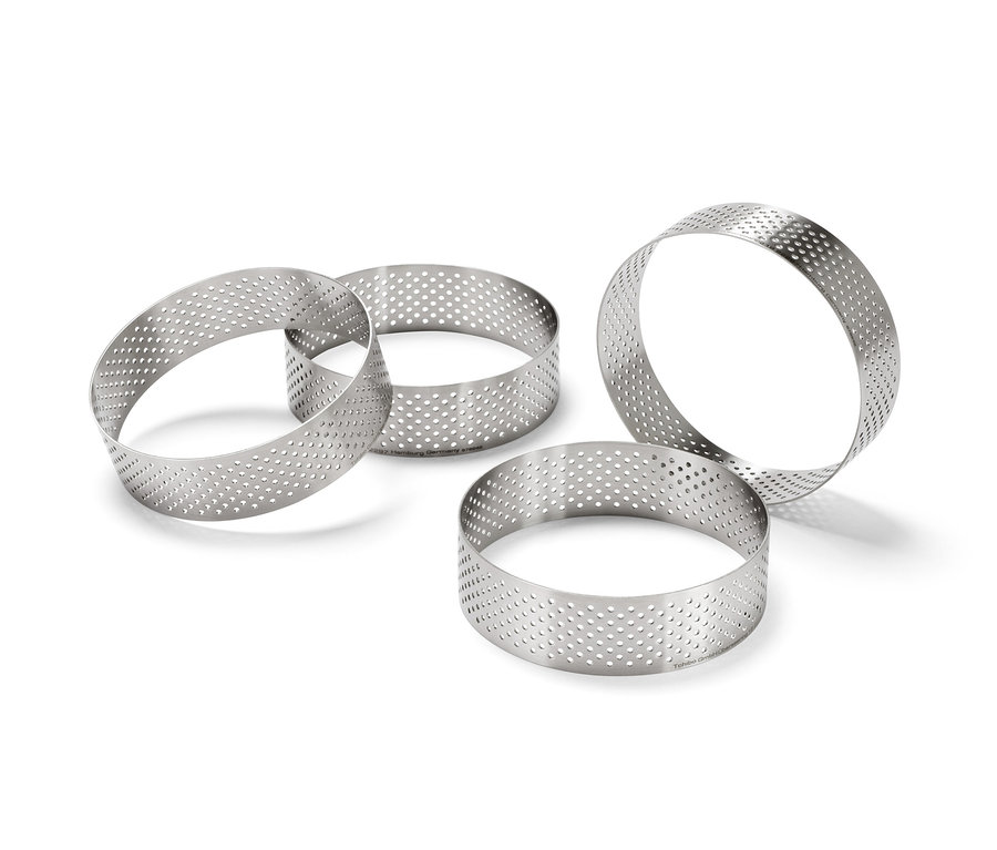 Vier Backringe aus Edelstahl.