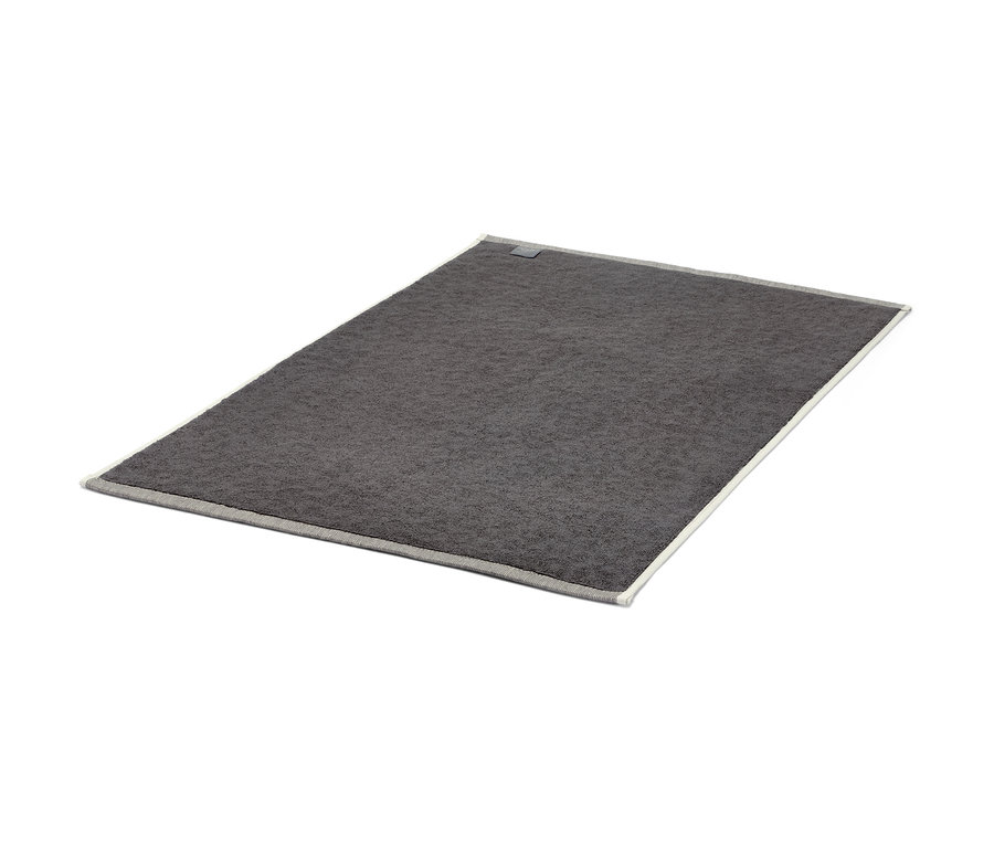 Graue Premium-Jacquard-Duschvorleger im Leo-Dessin mit Bordüre.