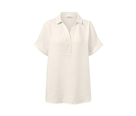 Eine cremefarbene Bluse mit kurzen Ärmeln.